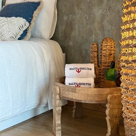 Salty Shelter Apartment Parede